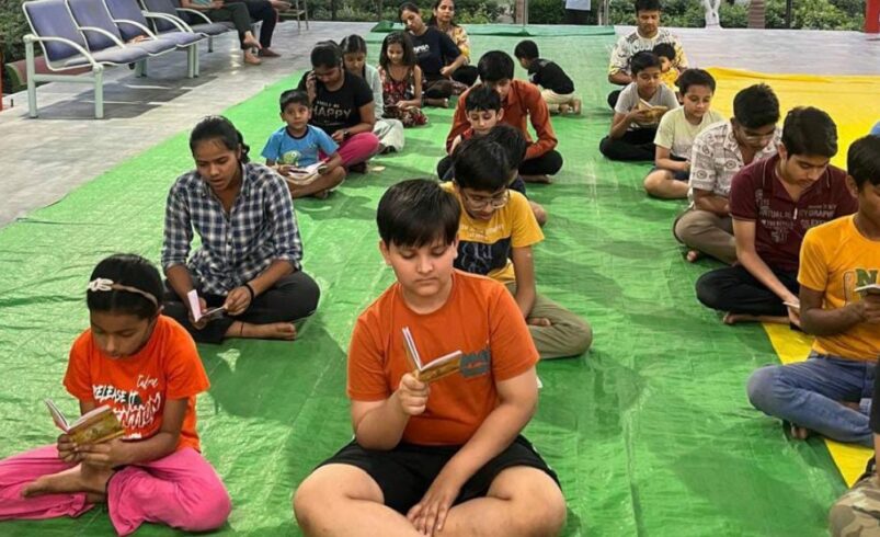 रामेष्ट धाम केशव मधुवन वाटिका में बच्चो ने किया  सामूहिक गीता श्लोक वाचन