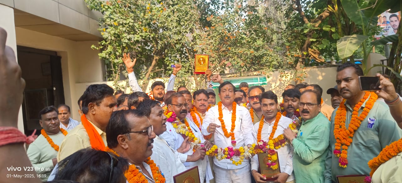 मई दिवस पर कर्मचारी संघ ने किया सफाई कर्मियों का सम्मान
