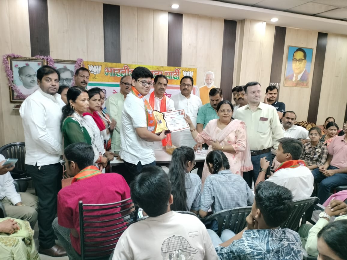 भाजपा कानपुर उत्तर ने मेधावी छात्र छात्राओं को किया सम्मानित