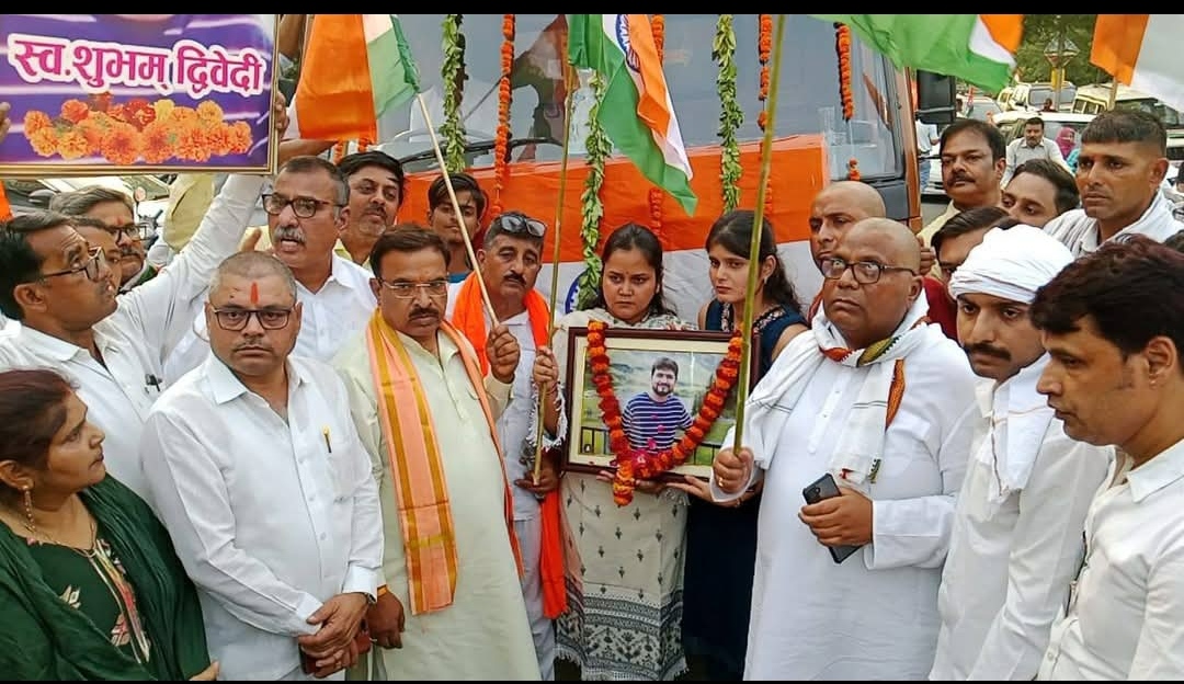भारत माता की जय नारों के साथ शहर से निकली तिरंगा यात्रा