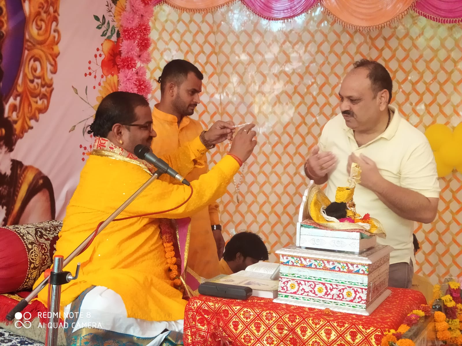 कान्हा के जन्मोत्सव पर जमकर झूमें भक्त, खूब हुई बधाइया