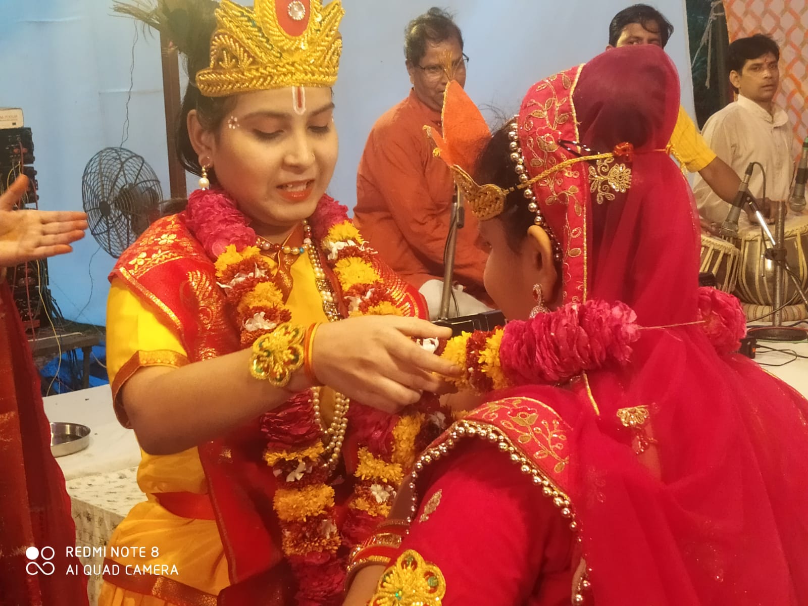 कान्हा का सेहरा सुहाना लगता हैं पर झूमें भक्त बाराती