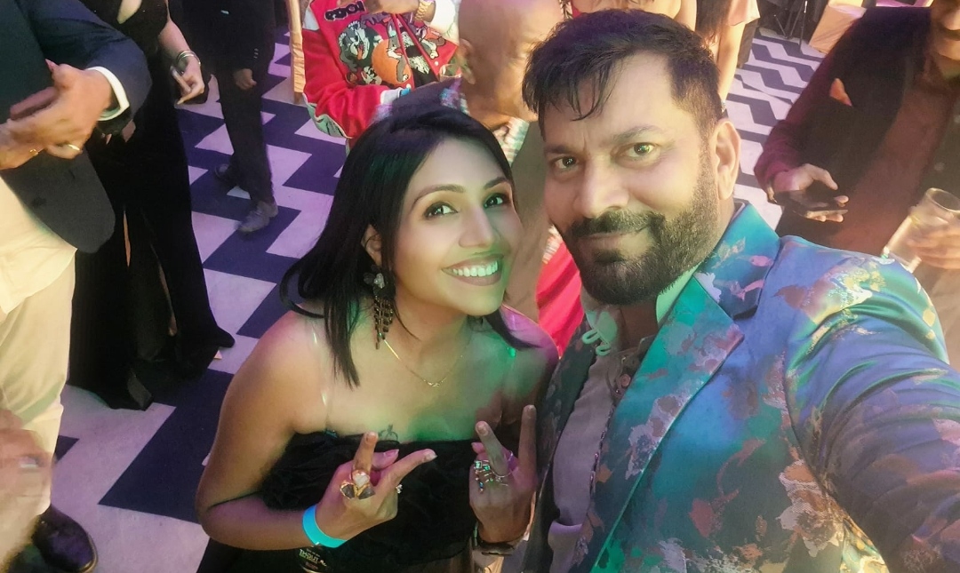 रोशनी कहीं भी रहे हमेशा जगमगाती है…