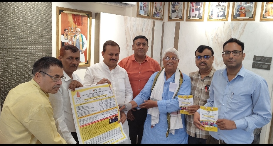 आईटीआई प्रधानाचार्य सांसद से मिले और प्रचार समाग्री भेंट की