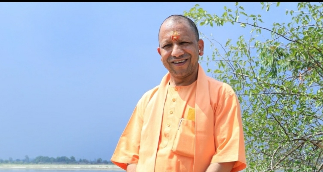 मक्का की लहलहाती फसल देख प्रसन्न हुए मुख्यमंत्री योगी आदित्यनाथ