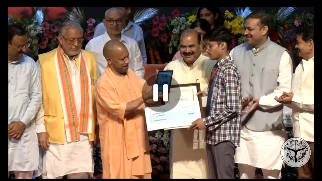 सीएम के हाथों सम्मानित होकर खिल उठे चेहरे, स्टूडेंट्स बोलेः थैंक-यू योगी जी