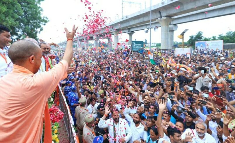 सीएम योगी ने कांवड़ियों पर की पुष्प वर्षा, शिवभक्तों की श्रद्धा का किया सम्मान