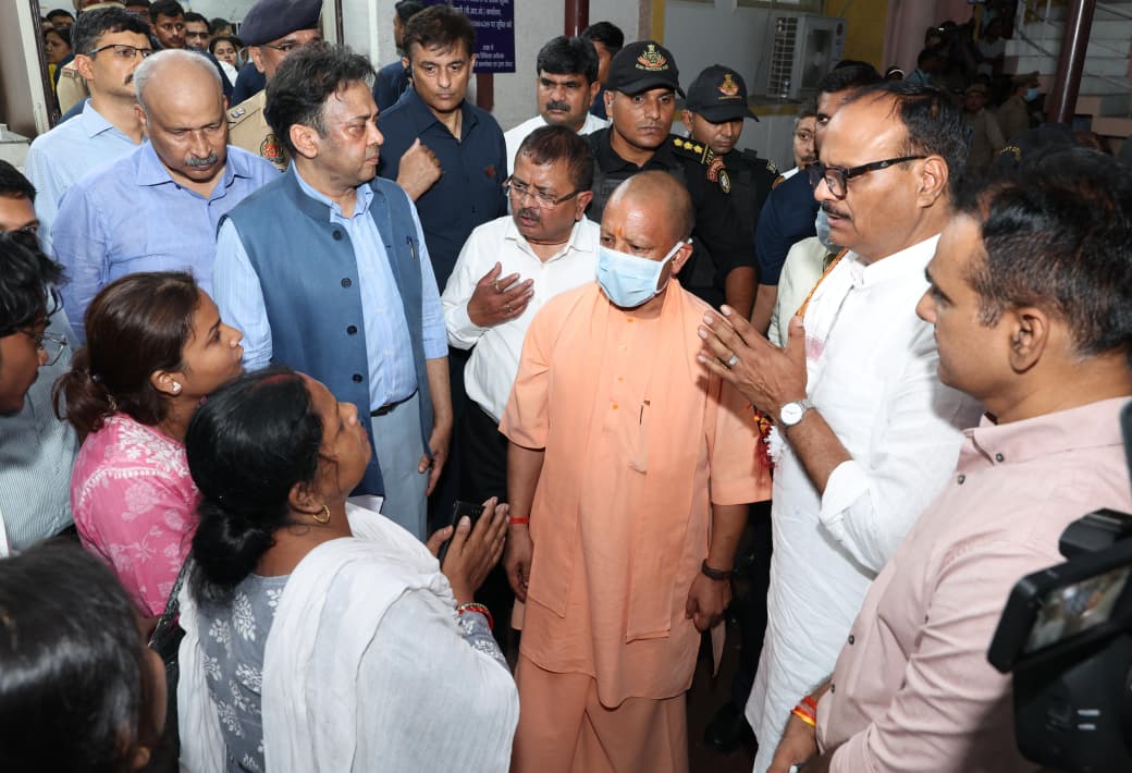 अलीगढ़ से सीधे अग्निकांड स्थल पहुंचे मुख्यमंत्री योगी